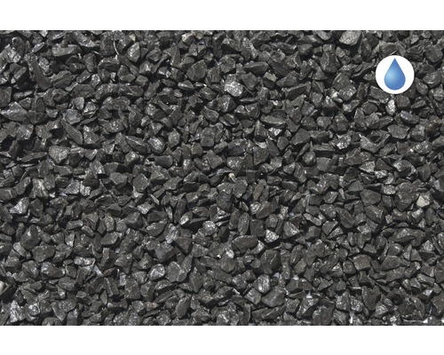 Čierna dekoračná drvina ako kryt na záhradné cesty