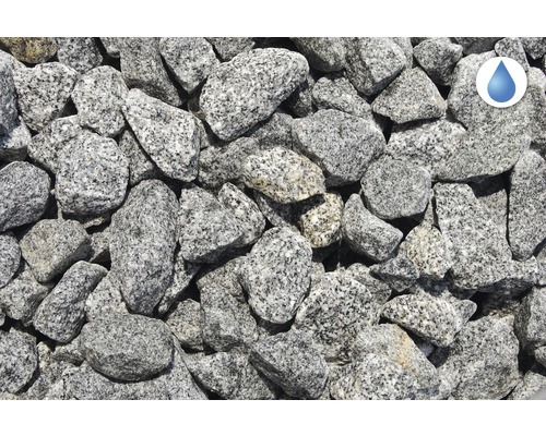 Detailný záber okrasnej štrku zo žuly so symbolom priepustnosti vody