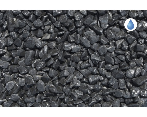 Detailný záber na čierne okrasné kamienky