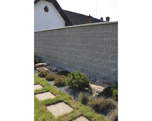 Záhrada s kamennou stenou, nášľapnými doskami a výsadbou