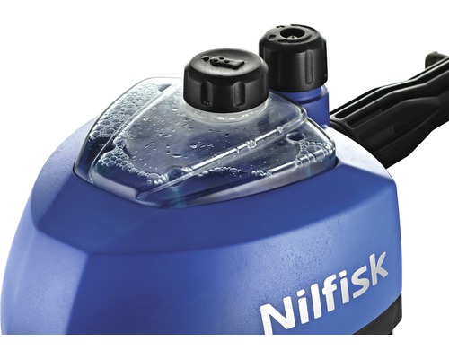 Detailný pohľad na vysokotlakový čistič Nilfisk s nádržkou na čistiacu kvapalinu