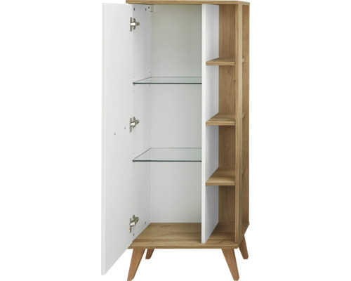 Otvorená kúpeľňová skrinka so sklenenými policami a drevenými detailmi