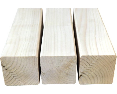 Tri drevené stĺpiky z ihličnatého dreva