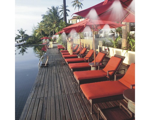 Scéna pri bazéne s ležadlami a slnečníkmi s hmlovacími tryskami pre osviežujúcu atmosféru