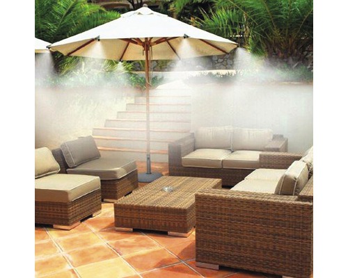 Záhradná scéna s lounge nábytkom, slnečníkom a hmlovými tryskami na ochladenie