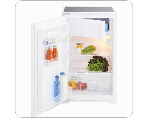 Otvorená chladnička s potravinami