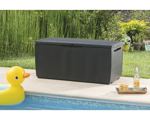 Snímka čiernej záhradnej truhlice z ratanu pri bazéne