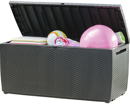 Otvorený záhradný box s rôznymi predmetmi, ako sú vankúše, uterák a lopta