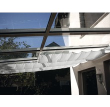 Detailný pohľad na biele zastrešenie terasy s látkovými panelmi na ochranu pred slnkom