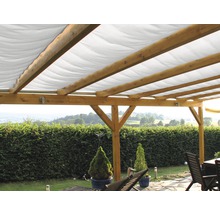 Drevená pergola so slnečnou plachtou v záhrade