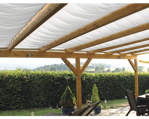 Drevená pergola so slnečnou plachtou v záhrade