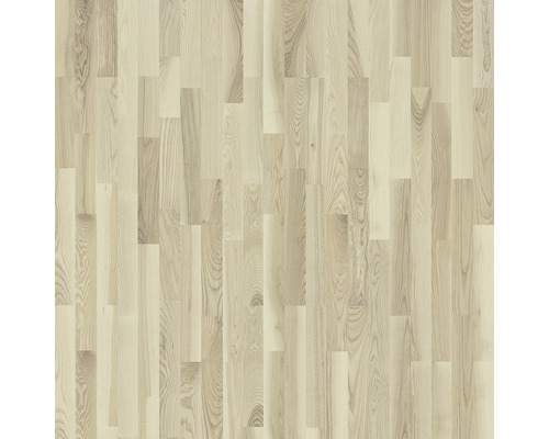 Drevená parketová podlaha so svetlým odtieňom a prírodnou kresbou dreva