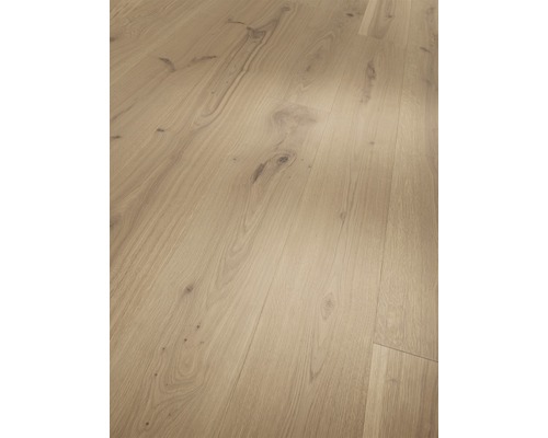 Svetlá drevená podlaha s prirodzenou kresbou.