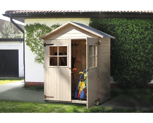 Drevený záhradný domček s otvorenými dverami a záhradným náradím