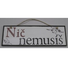 Drevená tabuľa s nápisom Nic nemusíš a šnúrkou na zavesenie
