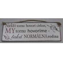 Drevená tabuľa so slovenským citátom o normálnej rodine
