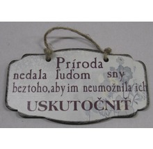 Dekoratívny štítok so slovenským textom a závesnou šnúrou
