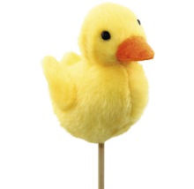Žlté plyšové kura na drevenej tyči