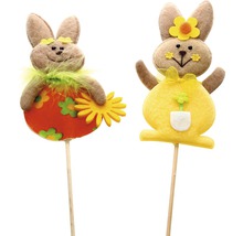 Dve dekoratívne veľkonočné figúrky zajačikov z plsti na drevených tyčkách