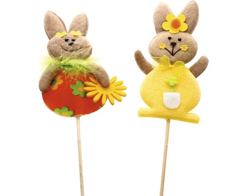 Dve dekoratívne veľkonočné figúrky zajačikov z plsti na drevených tyčkách