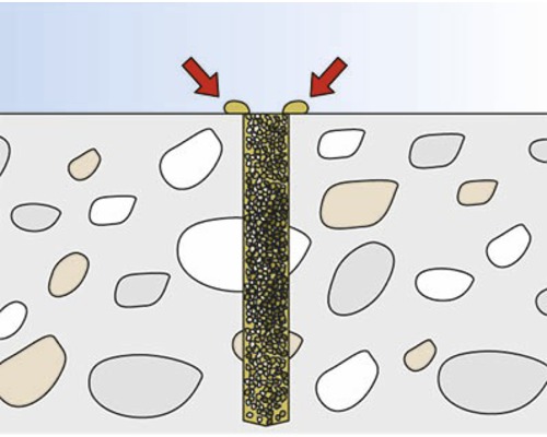 Ilustrácia dlažobného kameňa so škárovacou hmotou a dve červené šípky ukazujúce na škáry.