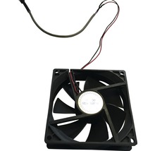 Čierny štvorcový ventilátor počítačovej skrine s káblami