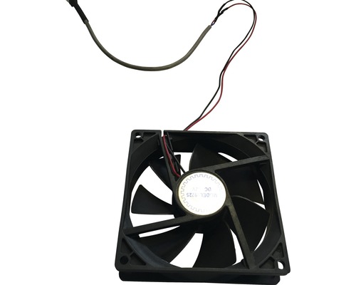 Čierny štvorcový ventilátor počítačovej skrine s káblami