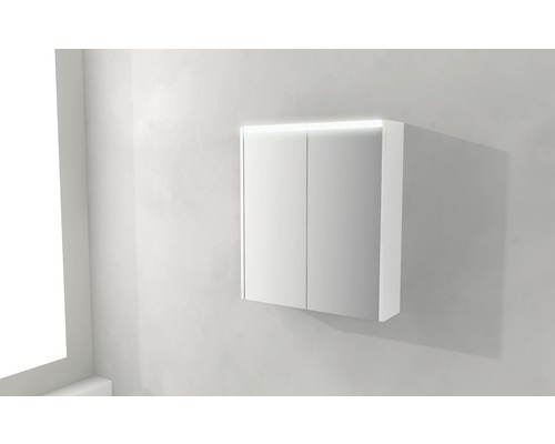 Biela zrkadlová skrinka s dvomi dvierkami a integrovaným osvetlením na montáž na stenu.