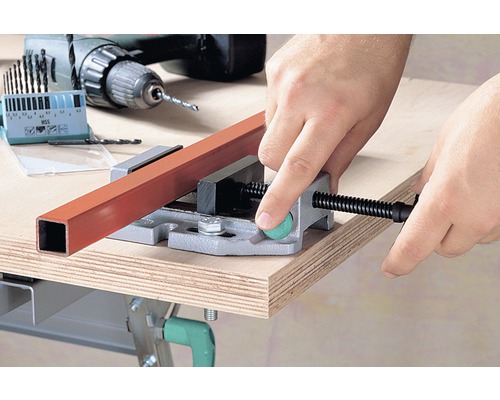 Pracovný stôl so zverákom na upínanie obrobkov