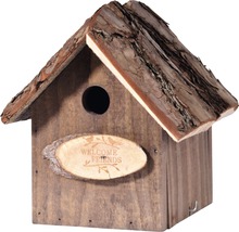 Drevená búdka pre vtáky s kôrou a tabuľkou s nápisom Vitajte