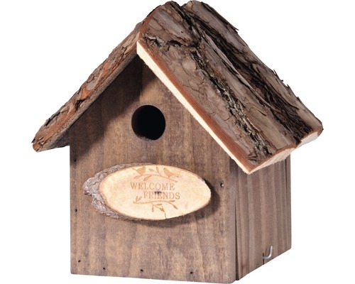 Drevená búdka pre vtáky s kôrou a tabuľkou s nápisom Vitajte