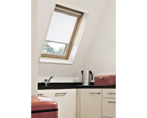 Strešné okno so žalúziou v modernej kuchyni