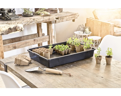 Miska na sadenice s kvetináčmi a lopatkou na stole