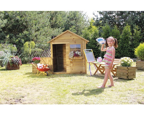 Detský drevený domček na hranie s príslušenstvom v záhrade