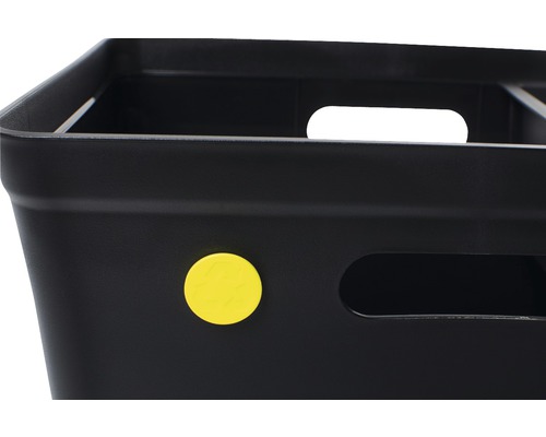 Detailný záber čiernej plastovej nádoby s úchytmi