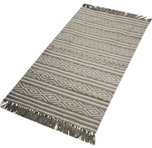 Koberec s geometrickým vzorom a strapcami