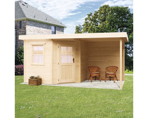 Drevený záhradný domček s prístavbou a dvoma stoličkami v záhrade