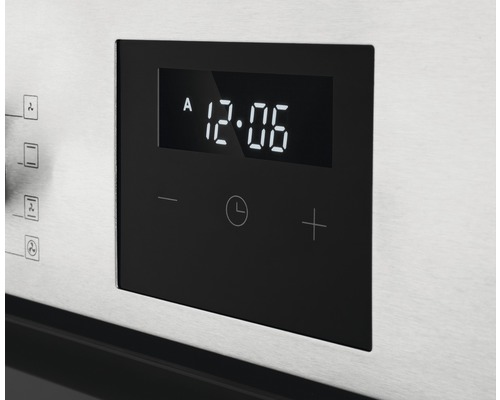 Detailný pohľad na digitálny displej rúry s časom