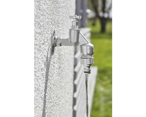 Vodovodný kohútik s tečúcou vodou na stene