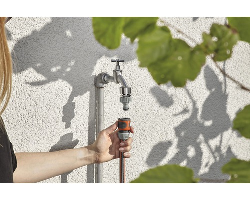 Záhradná scéna s vodovodným kohútikom a hadicovou prípojkou