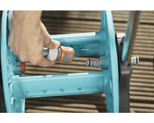 Záhradný hadicový vozík s pripojenou hadicovou spojkou