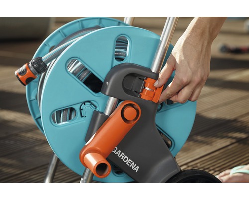 Navijak na hadicu Gardena so záhradnou hadicou a rukou