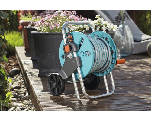 Záhradný hadicový vozík s hadicou na terase