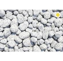 Detailný záber okrasného štrku zo žuly