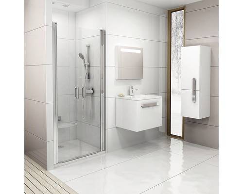 Moderná kúpeľňa so sprchou, umývadlom, zrkadlom a vysokou skriňou v bielej farbe