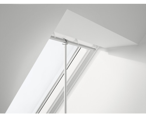 Strešné okno s roletou a ovládacou tyčou