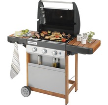 Plynový gril s jedlom na grilovacej mriežke a bočnými policami.