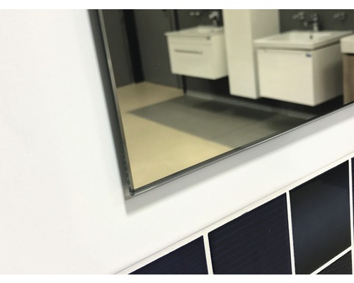 Detailný záber zrkadla s rámom v kúpeľni