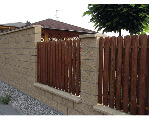 Záhradný múr s dreveným plotom a murovanými stĺpikmi