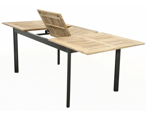 Rozkladací záhradný stôl s teakovou doskou a kovovým rámom.